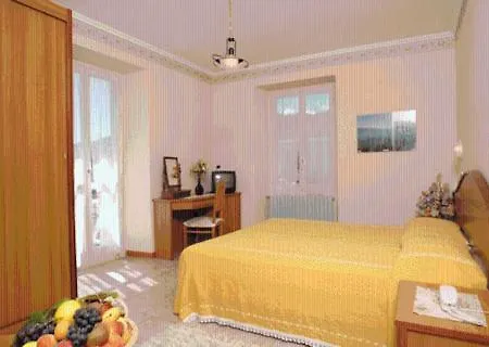 Brisino فندق ستريزا